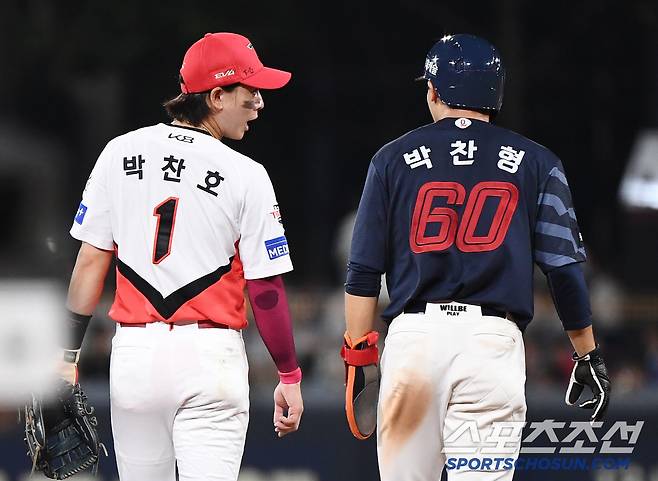 다시 만난 박찬호-찬형이 정겹게 대화를 나누고 있다.