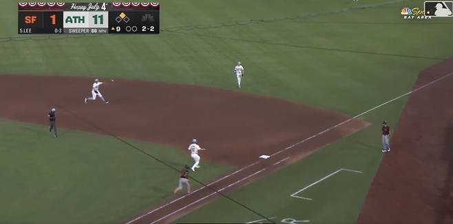 이정후가 9회초 1루 강습타구를 치고 1루로 질주하고 있다. 내야안타와 수비실책 논란이 일어나고 있다. MLB중계화면 캡쳐