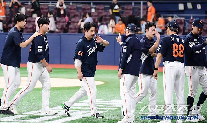 5일 서울 고척돔에서 열린 KBO리그 키움과 한화의 경기. 한화가 키움에 승리하며 위닝시리즈를 예약했다. 경기 종료 후 승리의 기쁨을 나누고 있는 한화 선수들. 고척=송정헌 기자songs@sportschosun.com/2025.07.05/