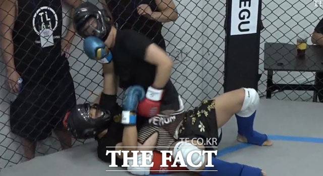 김대환 UFC 해설위원 겸 전 종합격투기(MMA) 선수와 정용준 전 UFC, 로드FC, 스파이더주짓수 해설위원이 만든 아마추어 MMA 전문단체 KMMA가 5일 31번째 경기를 열었다. 이날 대회에서는 미들급, 페더급, 밴텀급 등 3체급 챔피언이 가려진다. 대구 중구 KMMA뽀빠이아레나에서 열리는 ‘뽀빠이연합의원KMMA31대구’ 대회는 3체급 타이틀전을 포함해 모두 70경기로 구성된다. /KMMA