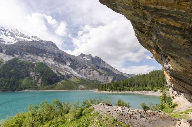 지난달 26일(현지시간) 만년설이 대부분 녹아내린 스위스 칸더슈테크 지역 모습. 로이터연합뉴스