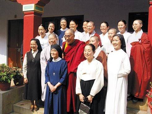 달라이 라마가 2006년 인도 바라나시에서 한국의 불교 비구니, 원불교 교무.천주교·성공회 수녀 등 삼소회 회원들을 만나 기념 촬영을 하고 있다./김한수 기자