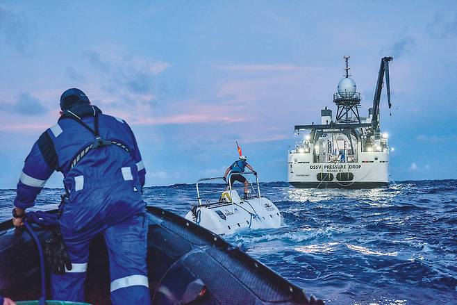 수심이 6000m 이상인 초심해저대에 다녀온 잠수정 ‘리미팅 팩터호’가 수면 위로 부상하고 있다. 까치 제공