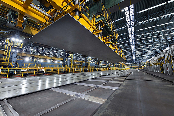 극저온용 고망간강 후판을 진공 흡착식 크레인이 옮기고 있다. 극저온용 고망간강은 자성을 띠지 않아 기존 전자석 크레인으로 옮길 수 없다. 포스코 제공