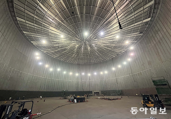 현재 건설 중인 광양 제2 LNG 터미널 7호기 탱크 내부. 벽면과 지붕 모두 극저온용 고망간강을 적용했다. 포스코 제공