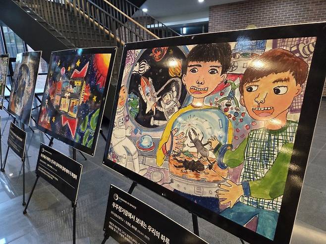 5일 연세대 미래교육원 대강당 앞에 HIS Youth 수상작으로 선정된 그림이 전시돼 있다. 이병구 기자 2bottle9@donga.com
