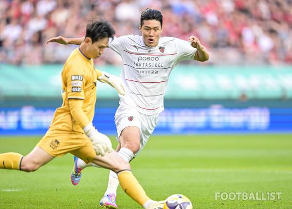 이호재(오른쪽, 포항 스틸러스). 서형권 기자