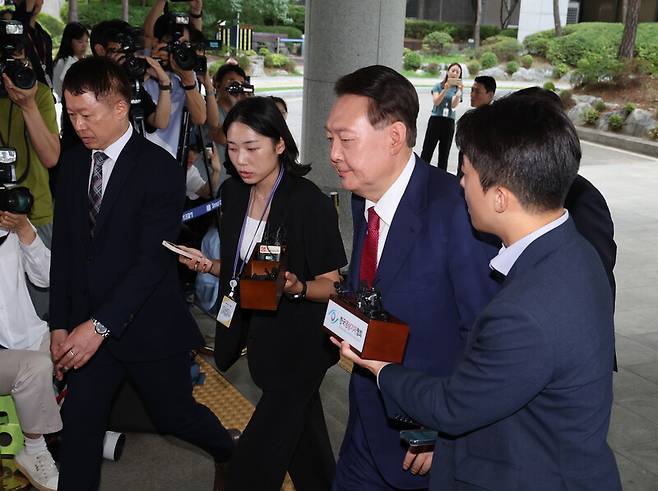 윤석열 전 대통령이 5일 오전 2차 특검 조사를 받기 위해 특검 사무실이 있는 서울 서초동 서울고검으로 출석하고 있다. 공동취재사진