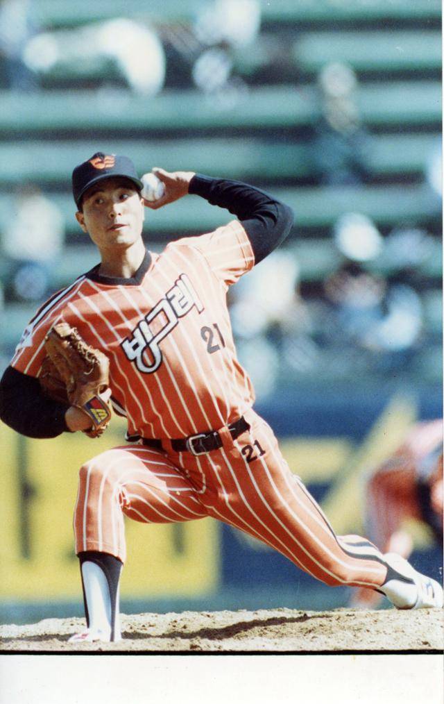 빙그레 시절 송진우가 역투하고 있다. 한국일보 자료사진