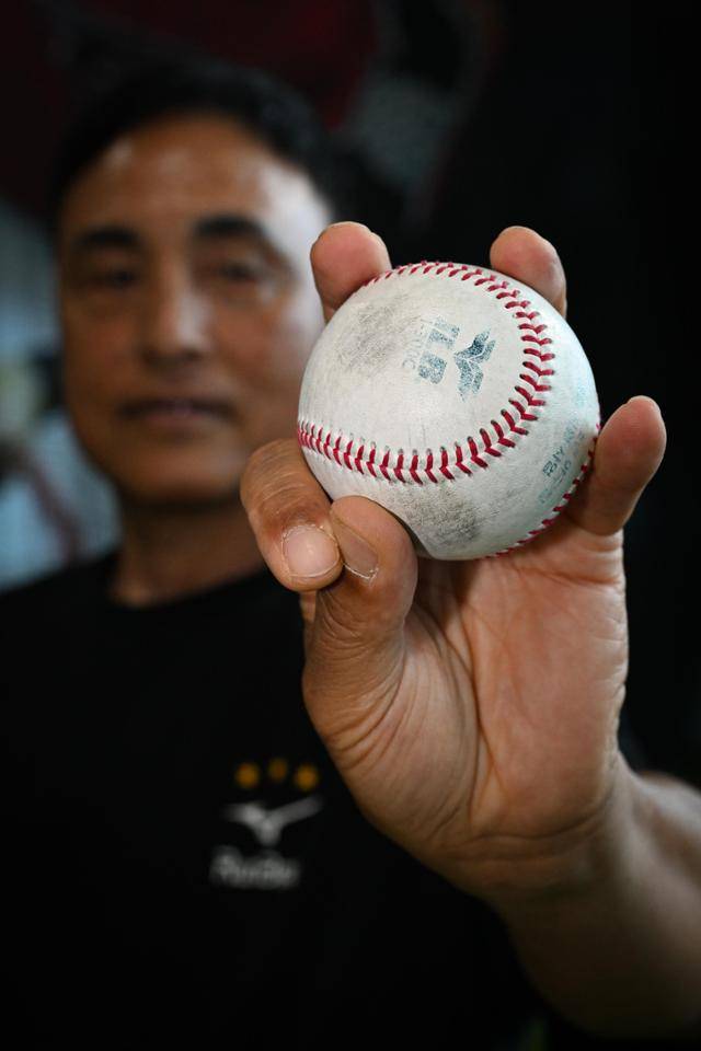 송진우가 현역 시절 주무기였던 서클체인지업의 그립을 보여주고 있다. 청주=남동균 인턴기자