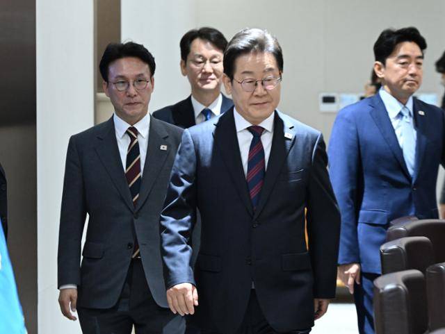 이재명 대통령과 김민석 국무총리가 5일 서울 용산 대통령실청사에서 열린 제29회 국무회의에 참석하고 있다. 왕태석 선임기자