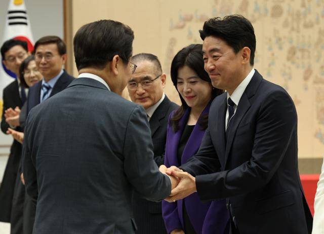 이재명 대통령이 4일 서울 용산 대통령실 청사에서 열린 임명장 및 위촉장 수여식에서 강훈식 비서실장과 악수하고 있다.