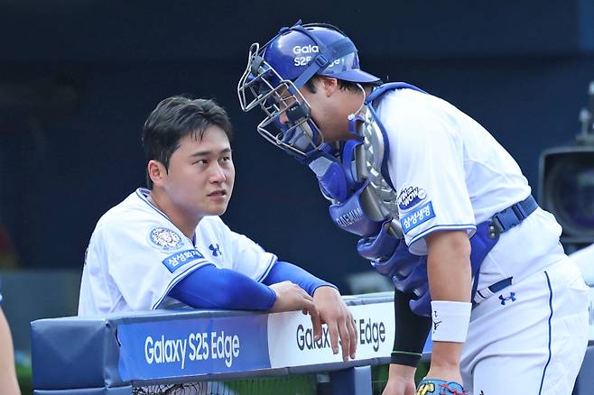 삼성 이승현과 포수 김재성이 4일 대구 LG전 도중 대화를 나누고 있다. 구단 제공
