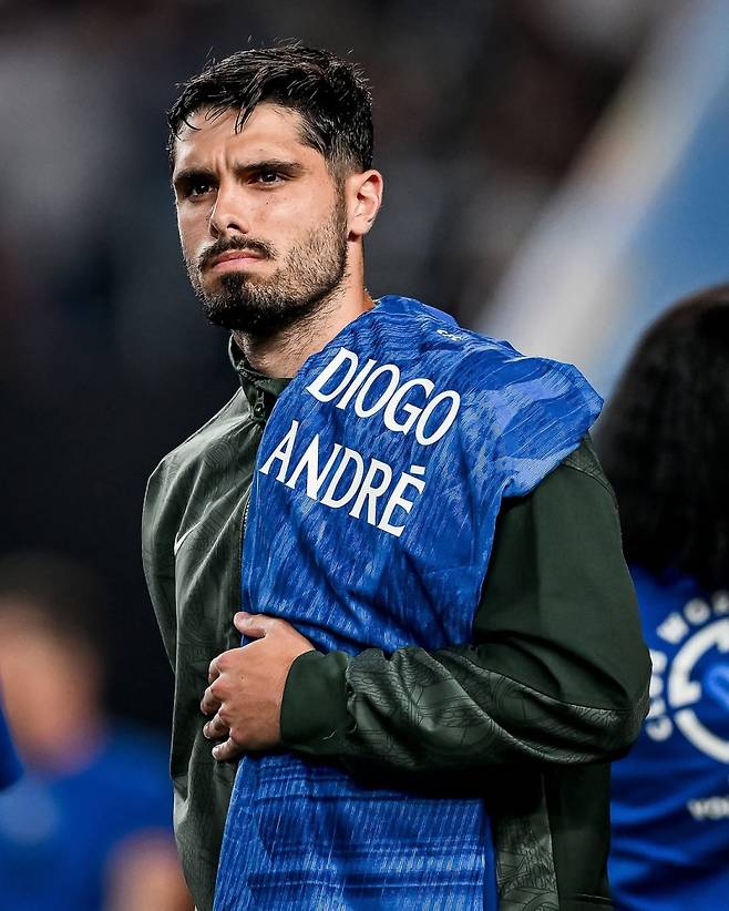 5일 파우메이라스와의 2025 FIFA 클럽 월드컵 8강전을 앞두고 조타의 이름이 적힌 첼시 유니폼을 들고 그를 추모하는 네투. 사진=블리처 리포트