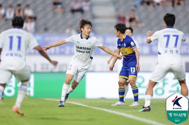 수원 이민혁이 5일 이순신종합운동장에서 열린 충남아산과의 하나은행 K리그2 2025 19라운드서 팀의 두 번째 골을 터뜨린 뒤 환호하고 있다. 사진=프로축구연맹