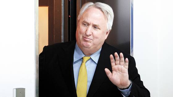 인요한 국민의힘 혁신위원장이 2023년 12월 7일 서울 여의도 국민의힘 당사에서 열린 혁신위원회 제12차 전체회의에 참석하며 손 인사를 하고 있다. 뉴스1