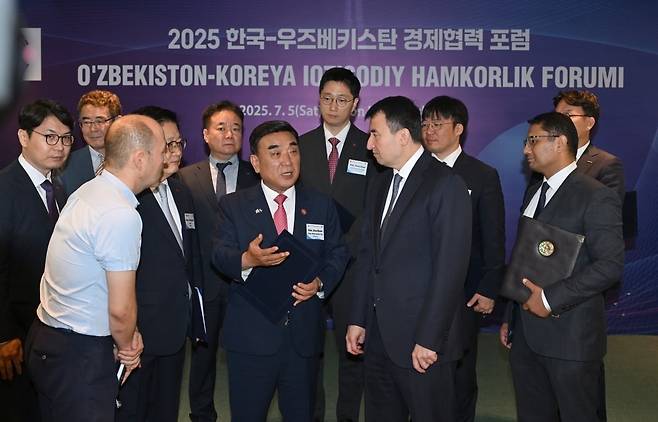 김두겸 울산시장이 투자협약을 체결한 뒤 호자예프 우즈베키스탄 경제부총리와 양국간 투자 및 교류 활성화 방안에 대해 이야기하고 있다. 울산시 제공