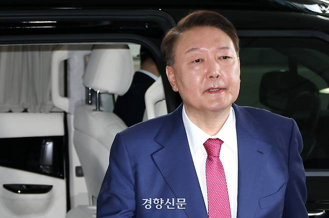 윤석열 전 대통령이 5일 오전 서울 서초구 서울고검 청사에 마련된 ‘내란 특검’ 사무실에 피의자 신분으로 출석하고 있다. 문재원 기자