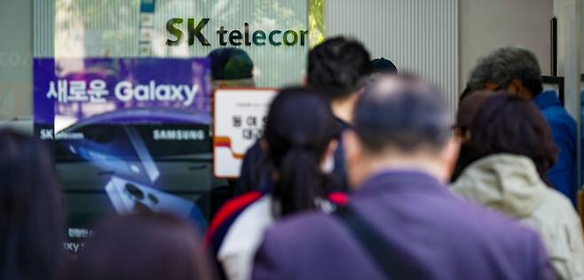 서울 영등포구 한 T월드 매장에서 시민들이 줄을 서며 순서를 기다리고 있다. 유희태 기자