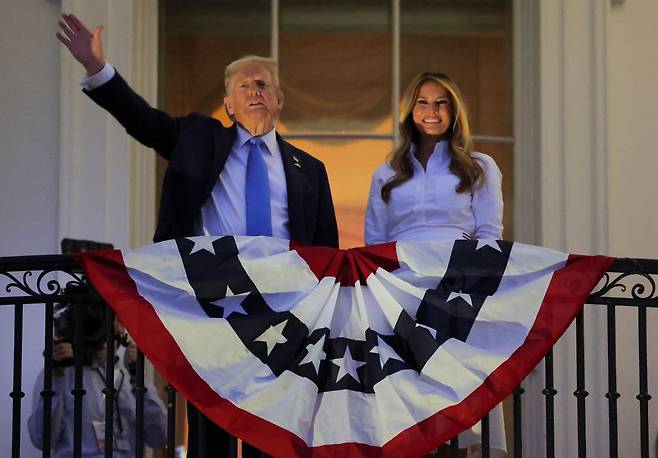 도널드 트럼프 미국 대통령이 4일(현지시간) 워싱턴DC 백악관 발코니에서 부인 멜라니아(오른쪽) 여사와 함께 독립기념일 기념 불곷놀이를 관람하고 있다. 로이터연합뉴스