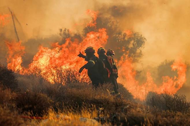 3일(현지시간) 소방관들이 그리스 크레타 섬 이에라페트라에서 발생한 산불을 진압하고 있다. /AFPBBNews=뉴스1