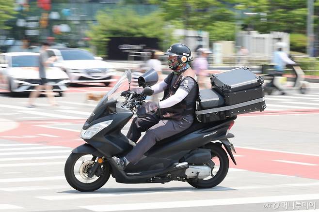 배달 라이더로 육아휴직기간 중 돈을 버는 친구들도 있다. 다만 젊고 건강할 때나 가능한 얘기다. /사진=뉴시스