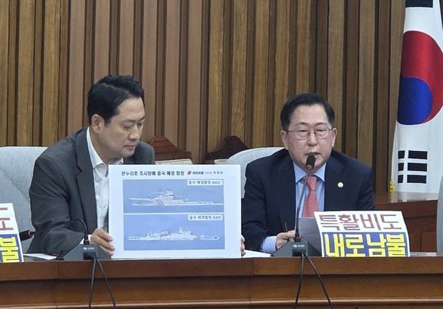 4일 여의도 국회에서 열린 국민의힘 의원총회에서 유용원(오른쪽) 의원이 중국의 서해공정을 규탄하며 정부의 강력 대응을 촉구하고 있다. 유용원 의원실 제공