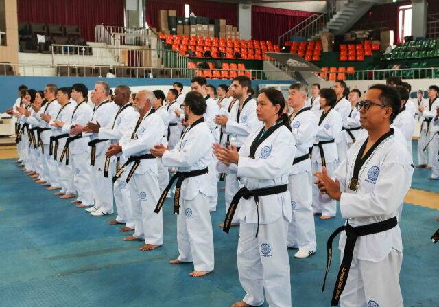 4일 국기원 중앙수련장에서 열린 '2025 외국인 국제태권도사범' 교육 개강식 참가자들이 박수를 치고 있다. /국기원 제공