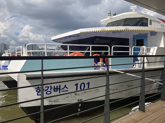 잠실 선착장에 도착한 한강버스. 손인규 기자