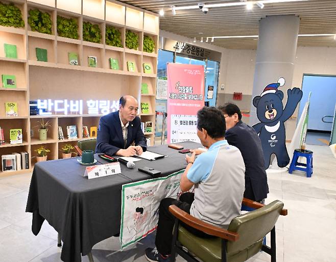 박형덕 시장이 대표적인 시정 브랜드인 '현장출동 시장이 시민을 찾아갑니다'를 통해 민원인을 만나고 있다. 동두천시 제공