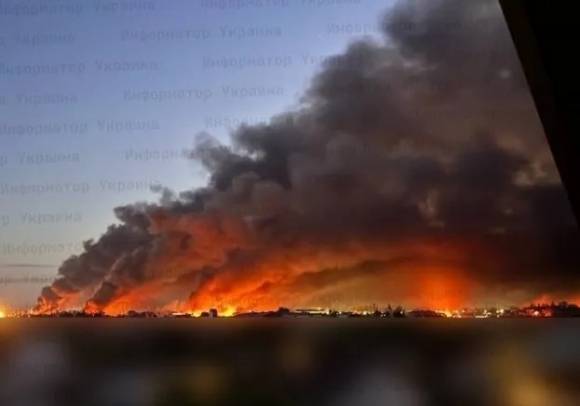 4일 공습으로 불타는 키이우의 모습. 오신트 엑스 계정 캡처