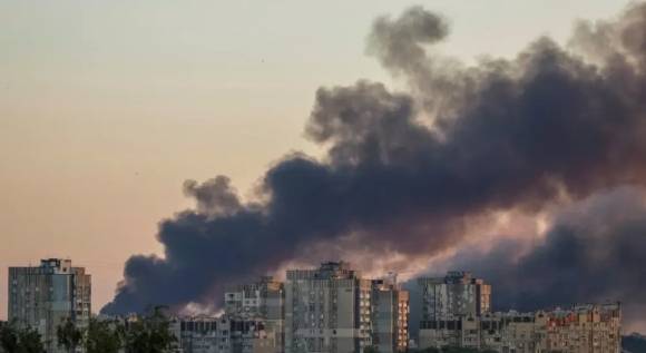 4일 러시아의 드론과 미사일 공격 이후 우크라이나 키이우 외곽에서 연기가 피어오르고 있다. 로이터 연합뉴스