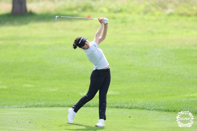 아이언 샷을 하고 있는 지 유아이. 사진 제공=KLPGA