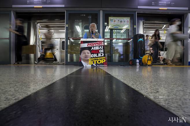 2023년 8월3일 서울 영등포구 국회의사당역에서 박경석 전장연 상임대표가 출근길 시위 400일을 맞아 발언하고 있다. ⓒ시사IN 박미소