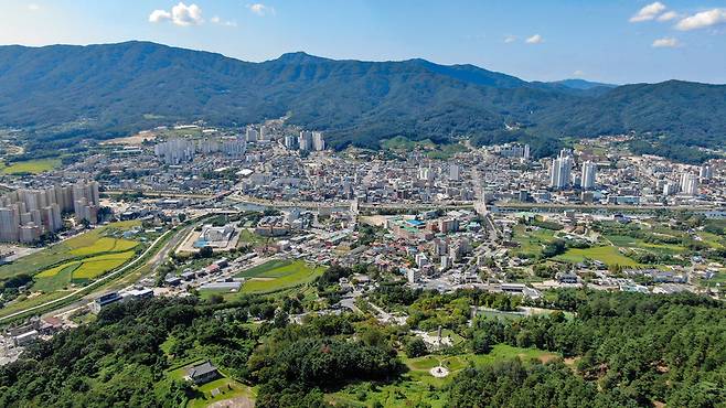 ▲ 포천시는 오는 2030년을 목표로 도시 전역(826.91㎢)을 대상으로 한 도시관리계획 재정비를 추진 중이다. 사진은 시청 일대를 중심으로 한 도심과 주변 주거·농촌 지역의 전경./인천일보 DB