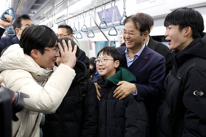 ▲ 이동환 고양시장이 GTX-A에 탑승해 시민들과 이야기를 나누고 있다.