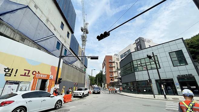 신축 중인 '고양 삼송 이지스 데이터센터' 초고압선 노선 변경 추진으로 인근 주민 및 건물주 등과 말썽을 빚고 있는 도로 앞 전경