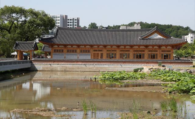전주 덕진공원 연화정.