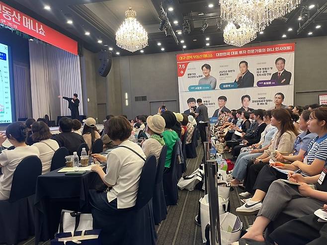 청중들이 강연자의 메시지를 메모하며 집중하고 있다. 윤정혜 기자