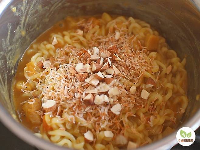부재료를 넣은 모습