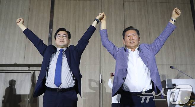 더불어민주당 당권에 도전하는 박찬대·정청래 의원이 29일 오후 충북 청주시 오송읍 오스코에서 열린 ‘더민주전국혁신회의 전국대회’에 참석해 정견 발표 뒤 만세를 하고 있다. 2025.6.29/뉴스1 ⓒ News1 김용빈 기자