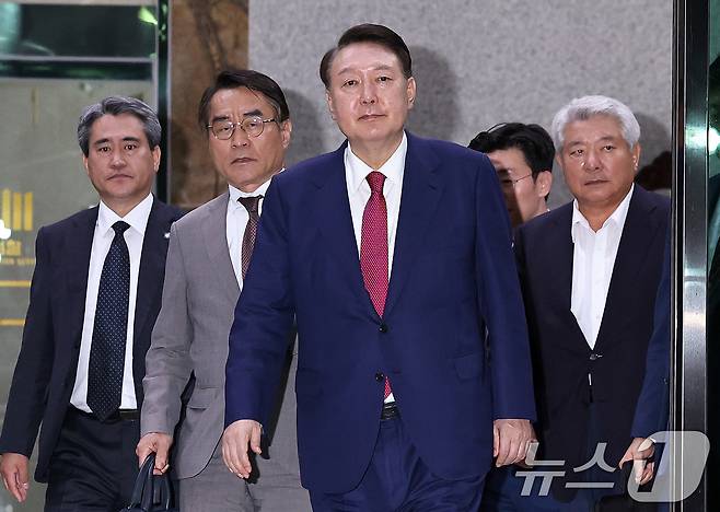 윤석열 전 대통령이 5일 오후 서초구 서울고등검찰청에서 내란특검 2차 대면조사를 받은 뒤 청사를 나서고 있다. 2025.7.6/뉴스1 ⓒ News1 구윤성 기자