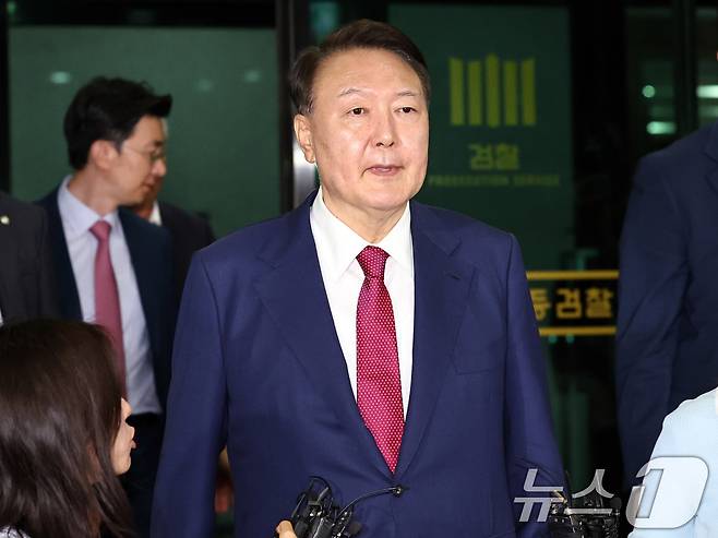 윤석열 전 대통령이 5일 오후 서초구 서울고등검찰청에서 내란특검 2차 대면조사를 받은 뒤 청사를 나서고 있다. 2025.7.5/뉴스1 ⓒ News1 구윤성 기자