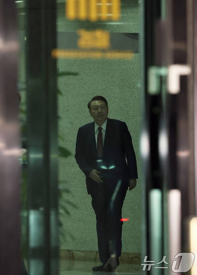 윤석열 전 대통령이 5일 오후 서초구 서울고등검찰청에서 내란특검 2차 대면조사를 받은 뒤 청사를 나서고 있다. 2025.7.6/뉴스1 ⓒ News1 구윤성 기자