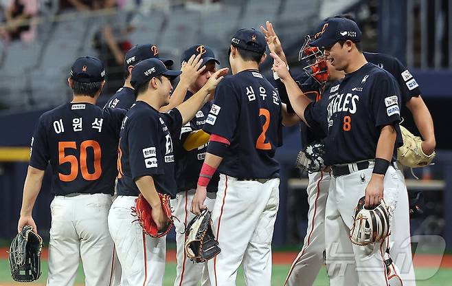 승리에 기뻐하는 한화 이글스 선수단. 2025.7.4/뉴스1 ⓒ News1 김진환 기자