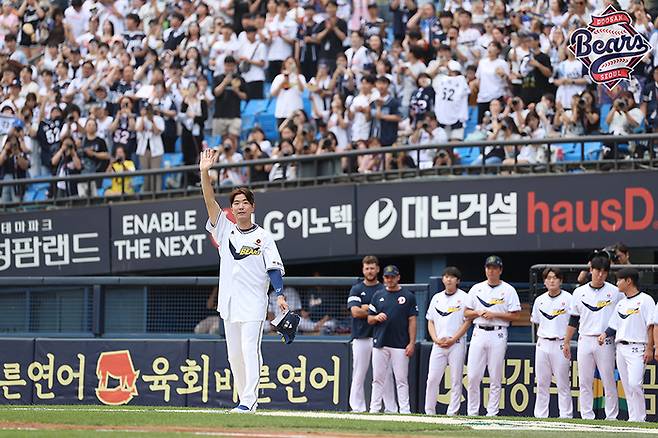 두산 김재호가 6일 서울 잠실구장에서 열린 2025 KBO리그 KT전 1회초 교체로 그라운드를 나가며 관중들에게 인사하고 있다. 사진 | 두산 베어스