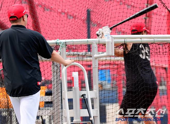 4일 훈련 시간 내내 김석환을 지켜보고 가르친 이 감독