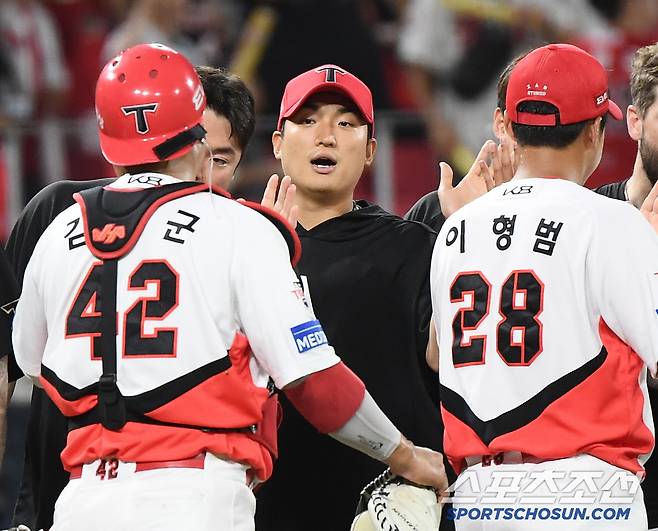 5일 광주 기아 챔피언스필드에서 열린 롯데-KIA전. KIA가 13대0으로 승리했다. 승리투수 김도현이 선수들과 하이파이브하고 있다. 광주=정재근 기자 cjg@sportschosun.com/2025.7.5/