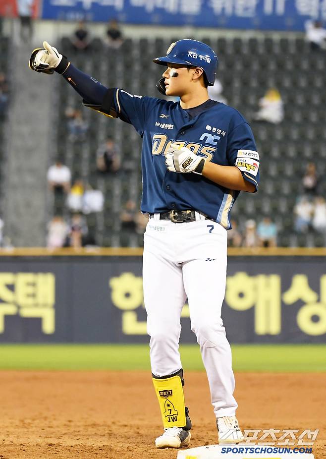 18일 잠실구장에서 열린 LG 트윈스와 NC 다이노스의 경기. 4회초 2사 2루 NC 김주원이 적시타를 날린 뒤 환호하고 있다. 잠실=박재만 기자 pjm@sportschosun.com/2025.06.18/