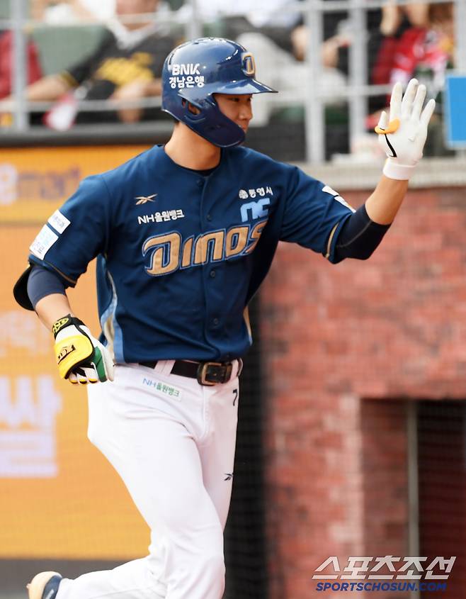 13일 인천 SSG랜더스필드에서 열린 SSG 랜더스와 NC 다이노스의 경기. 1회초 1사 NC 김주원이 솔로포를 날린 뒤 환호하고 있다. 인천=박재만 기자 pjm@sportschosun.com/2025.05.13/